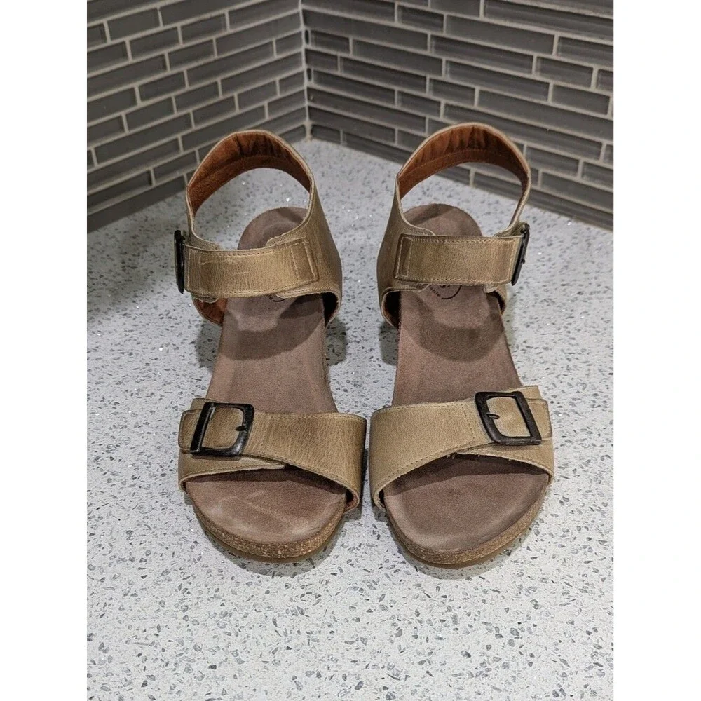 Taos Buckle Up Wedge Sandal Cork Tan Khaki Taupe 2.5in Summer Shoes 41 10 10.5